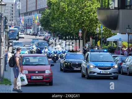 Berlin, Deutschland. Juli 2024. Die von der Polizei begleitete Autokasse des niederländischen Außenministers Veldkamp fährt durch das Nikolai-Viertel zum Auswärtigen Amt. Quelle: Soeren Stache/dpa/Alamy Live News Stockfoto