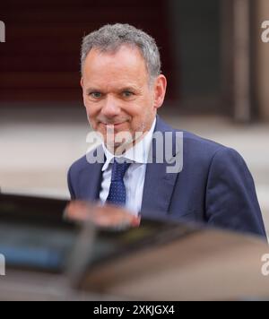 Berlin, Deutschland. Juli 2024. Der niederländische Außenminister Caspar Veldkamp verlässt das Gebäude nach einer gemeinsamen Pressekonferenz mit Bundesaußenminister Baerbock im Auswärtigen Amt zu seinem Dienstwagen. Quelle: Soeren Stache/dpa/Alamy Live News Stockfoto