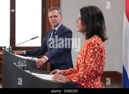 Berlin, Deutschland. Juli 2024. Außenminister Annalena Baerbock (r, Allianz 90/die Grünen) und Außenminister der Niederlande Caspar Veldkamp (l) beantworten nach ihrem Treffen im Auswärtigen Amt Fragen von Journalisten. Quelle: Soeren Stache/dpa/Alamy Live News Stockfoto