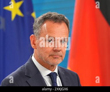 Berlin, Deutschland. Juli 2024. Der niederländische Außenminister Caspar Veldkamp wartet auf Fragen von Journalisten nach seinem Treffen mit Bundesaußenminister Baerbock bei einer gemeinsamen Pressekonferenz im Auswärtigen Amt. Quelle: Soeren Stache/dpa/Alamy Live News Stockfoto