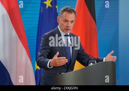 Berlin, Deutschland. Juli 2024. Der niederländische Außenminister Caspar Veldkamp beantwortet Fragen von Journalisten nach seinem Treffen mit Bundesaußenminister Baerbock bei einer gemeinsamen Pressekonferenz im Auswärtigen Amt. Quelle: Soeren Stache/dpa/Alamy Live News Stockfoto