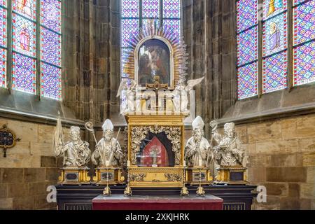 Prag, Tschechische Republik - 25. Mai 2024: Kapelle des Hl. Johannes von Nepomuk in der Kathedrale der Heiligen Veit, Wenzel und Adalbert, allgemein genannt Onl Stockfoto