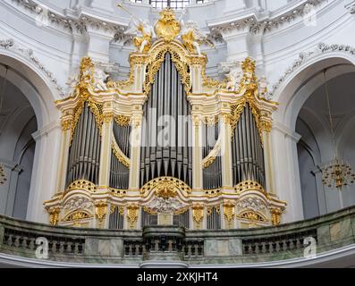 Dresden, Deutschland - 28. Mai 2024: Pfeifenorgel im Innern des Doms der Heiligen Dreifaltigkeit, in deutscher katholischer Hofkirche genannt Stockfoto