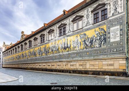 Dresden – 28. Mai 2024: Der Fürstenzug, ein historisches Wandgemälde in Dresden, gilt als größtes Porzellanwerk Stockfoto