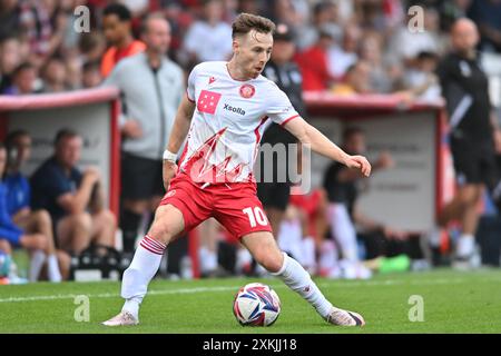 Dan Kemp (10 Stevenage) kontrolliert den Ball während des Freundschaftsspiels zwischen Stevenage und Coventry City im Lamex Stadium, Stevenage am Dienstag, den 23. Juli 2024. (Foto: Kevin Hodgson | MI News) Credit: MI News & Sport /Alamy Live News Stockfoto