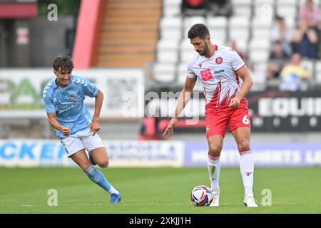 Dan Sweeney (6 Stevenage) kontrolliert den Ball während des Freundschaftsspiels zwischen Stevenage und Coventry City im Lamex Stadium, Stevenage am Dienstag, den 23. Juli 2024. (Foto: Kevin Hodgson | MI News) Credit: MI News & Sport /Alamy Live News Stockfoto