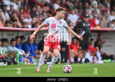 Dan Kemp (10 Stevenage) kontrolliert den Ball während des Freundschaftsspiels zwischen Stevenage und Coventry City im Lamex Stadium, Stevenage am Dienstag, den 23. Juli 2024. (Foto: Kevin Hodgson | MI News) Credit: MI News & Sport /Alamy Live News Stockfoto