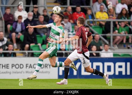 Roberto Lopes der Shamrock Rovers (links) und Mathias Ross von Sparta Prag kämpfen um den Ball während des ersten Legs der zweiten Qualifikationsrunde im Tallaght Stadium in Dublin. Bilddatum: Dienstag, 23. Juli 2024. Stockfoto