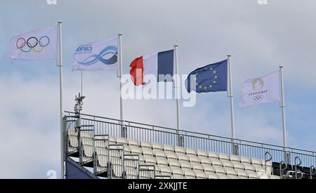 Paris, Frankreich. Juli 2024. Olympische Spiele 2024 in Paris. Kanu-Slalom-Training. Olympia-Nautikstadion. Paris. Die Flaggen der Olympiade während des Canoe Slalom Trainings bei den Olympischen Spielen 2024 in Paris im Olympischen Nautikstadion in Frankreich. Quelle: Sport In Pictures/Alamy Live News Stockfoto