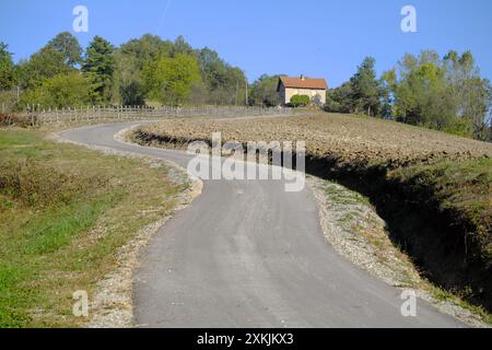 Landstraße zu Haus auf einem Hügel von Sumadija in Zentralserbien Stockfoto