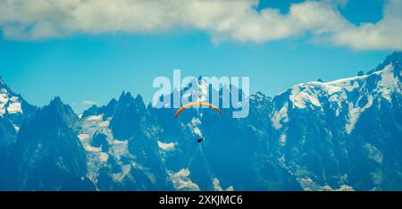 Gleitschirmfliegen über die französischen Alpen, in der Nähe des Mont Blanc, Chamonix Stockfoto