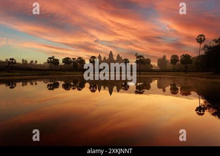 Angkor Wat Tempel bei dramatischem Sonnenaufgang reflektiert sich im See Siem Reap, Kambodscha Stockfoto