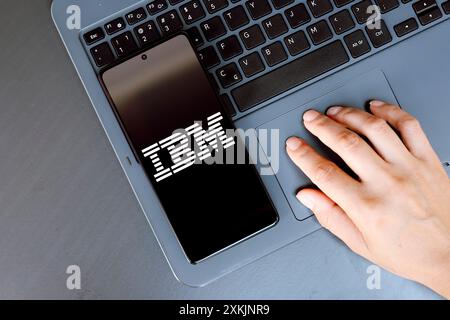 In dieser Abbildung wird das Logo der International Business Machines Corporation (IBM) auf einem Smartphone-Bildschirm angezeigt. Stockfoto