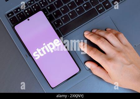 In dieser Abbildung wird das gestreifte Logo auf einem Smartphone-Bildschirm angezeigt. Stockfoto