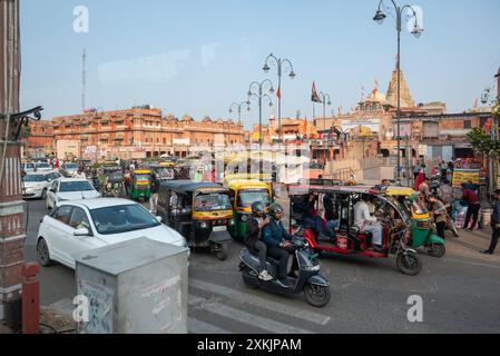 Jaipur, Rajasthan, Indien, 15. Februar 2024. Starker Verkehr in der Innenstadt Stockfoto