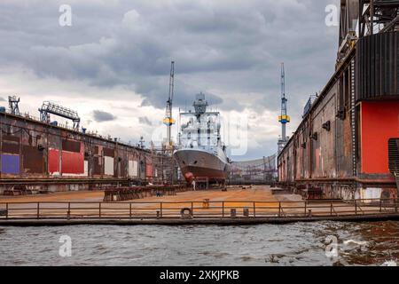 Deutsche Corvette Köln F265 auf Blohm + Voss Dock 11, einem schwimmenden Trockendock an der Elbe in Hamburg Stockfoto