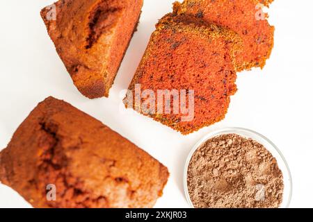 Brioche oder Brot mit Roter Bete auf weißem Hintergrund und einer Schüssel mit Zutaten. Hochwertige Fotos Stockfoto