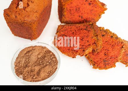 Brioche oder Brot mit Roter Bete auf weißem Hintergrund und einer Schüssel mit Zutaten. Hochwertige Fotos Stockfoto