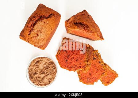 Brioche oder Brot mit Roter Bete auf weißem Hintergrund und einer Schüssel mit Zutaten. Hochwertige Fotos Stockfoto
