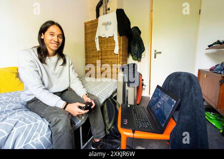 Spanischer Student lebt im Airbnb Gästezimmer 30 Jahre alter spanischer Master Student vorübergehend in einem Airbnb Gästezimmer. Tilburg, Niederlande. MRYES Tilburg Studio Tuinstraat - Airbnb Guest Noord-Brabant Nederland Copyright: XGuidoxKoppesxPhotox Stockfoto