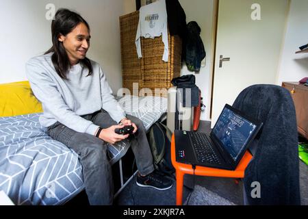 Spanischer Student lebt im Airbnb Gästezimmer 30 Jahre alter spanischer Master Student vorübergehend in einem Airbnb Gästezimmer. Tilburg, Niederlande. MRYES Tilburg Studio Tuinstraat - Airbnb Guest Noord-Brabant Nederland Copyright: XGuidoxKoppesxPhotox Stockfoto