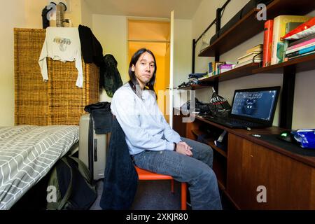 Spanischer Student lebt im Airbnb Gästezimmer 30 Jahre alter spanischer Master Student vorübergehend in einem Airbnb Gästezimmer. Tilburg, Niederlande. MRYES Tilburg Studio Tuinstraat - Airbnb Guest Noord-Brabant Nederland Copyright: XGuidoxKoppesxPhotox Stockfoto