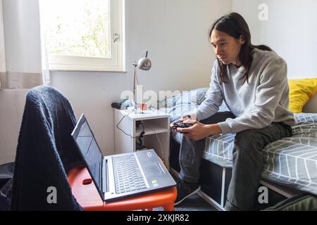 Spanischer Student lebt im Airbnb Gästezimmer 30 Jahre alter spanischer Master Student vorübergehend in einem Airbnb Gästezimmer. Tilburg, Niederlande. MRYES Tilburg Studio Tuinstraat - Airbnb Guest Noord-Brabant Nederland Copyright: XGuidoxKoppesxPhotox Stockfoto