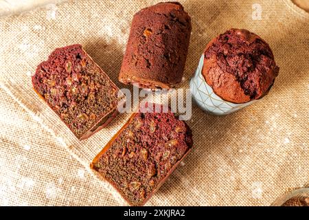 Muffins mit Heidelbeeren, Rosinen und Kakao auf Leinwand mit Weizenohren. Hochwertige Fotos Stockfoto