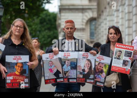 London, England, Großbritannien. Juli 2024. Familien halten Fotos ihrer Verwandten, die von der Hamas vor dem britischen Kabinettsbüro als Geiseln genommen wurden. (Kreditbild: © Tayfun Salci/ZUMA Press Wire) NUR REDAKTIONELLE VERWENDUNG! Nicht für kommerzielle ZWECKE! Stockfoto