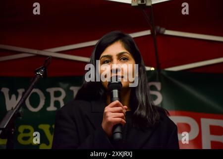 London, Großbritannien. 30. Januar 2023 Der Labour-Abgeordnete Zarah Sultana hält eine Rede. Mitglieder verschiedener Gewerkschaften und Unterstützer veranstalteten eine Kundgebung außerhalb der Downing Street, um gegen die neuen Gesetze der britischen Regierung zu protestieren, die Streiks und Proteste im Vereinigten Königreich einschränken sollen. Kredit: Vuk Valcic/Alamy Live News. Stockfoto