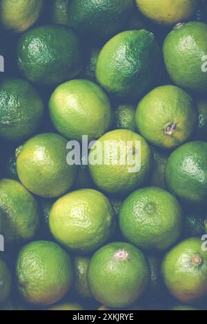 Hintergrundtextur von Limes an Einem Marktstand Stockfoto