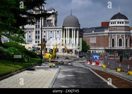 Verbesserungen beim Walking Cycling zur Schaffung einer Fußgängerzone (Männer arbeiten, Baustellen, neuer Straßenbelag) – Umwandlung in Bradford, West Yorkshire England Großbritannien. Stockfoto