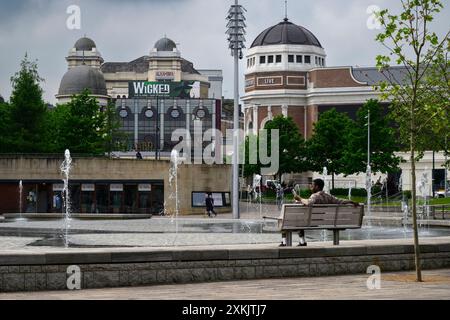 Bradford City Park (städtische Fußgängerzone, großer flacher Teich und Springbrunnen, 2 Unterhaltungsmöglichkeiten, Gebäude mit Kuppeln) - West Yorkshire, England Großbritannien. Stockfoto