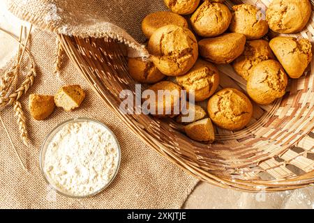 Viele Brötchen in einem Korb. Nahaufnahme. Frisches Gebäck am Morgen. Hochwertige Fotos Stockfoto