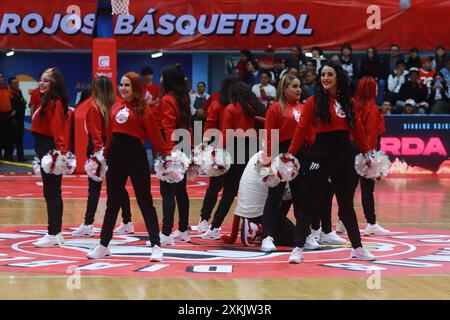 Mexiko-Stadt, Ciudad de Mexico, Mexiko. Juli 2024. Diablos Rojos Cheerleader während der National Professional Basketball League (LNBP) zwischen Diablos Rojos und Santos del Potosi im Gimnasio Olimpico Juan de la Barrera. Santos besiegt Diablos Rojos 89-88. Am 22. Juli 2024 in Mexiko-Stadt. (Kreditbild: © Carlos Santiago/eyepix via ZUMA Press Wire) NUR REDAKTIONELLE VERWENDUNG! Nicht für kommerzielle ZWECKE! Stockfoto