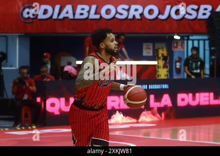 Mexiko-Stadt, Ciudad de Mexico, Mexiko. Juli 2024. Avry Holmes #12 von Diablos Rojos übernimmt den Ball während der National Professional Basketball League (LNBP) zwischen Diablos Rojos und Santos del Potosi im Gimnasio Olimpico Juan de la Barrera. Santos besiegt Diablos Rojos 89-88. Am 22. Juli 2024 in Mexiko-Stadt. (Kreditbild: © Carlos Santiago/eyepix via ZUMA Press Wire) NUR REDAKTIONELLE VERWENDUNG! Nicht für kommerzielle ZWECKE! Stockfoto