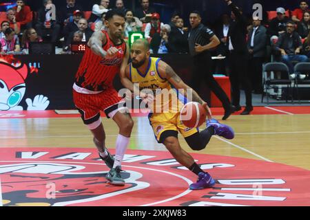 Mexiko-Stadt, Ciudad de Mexico, Mexiko. Juli 2024. Jader Fernandez #2 von Santos fährt während der National Professional Basketball League (LNBP) zwischen Diablos Rojos und Santos del Potosi im Gimnasio Olimpico Juan de la Barrera in den Korb. Santos besiegt Diablos Rojos 89-88. Am 22. Juli 2024 in Mexiko-Stadt. (Kreditbild: © Carlos Santiago/eyepix via ZUMA Press Wire) NUR REDAKTIONELLE VERWENDUNG! Nicht für kommerzielle ZWECKE! Stockfoto