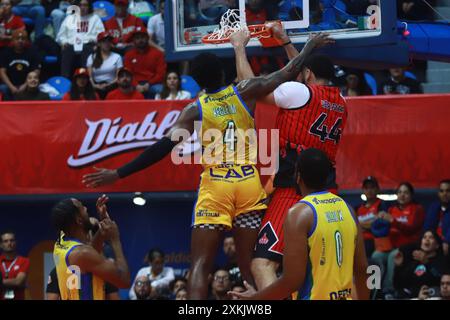 Mexiko-Stadt, Ciudad de Mexico, Mexiko. Juli 2024. Joshua Ibarra #44 von Diablos Rojos Slam dunks während der National Professional Basketball League (LNBP) zwischen Diablos Rojos und Santos del Potosi im Gimnasio Olimpico Juan de la Barrera. Santos besiegt Diablos Rojos 89-88. Am 22. Juli 2024 in Mexiko-Stadt. (Kreditbild: © Carlos Santiago/eyepix via ZUMA Press Wire) NUR REDAKTIONELLE VERWENDUNG! Nicht für kommerzielle ZWECKE! Stockfoto