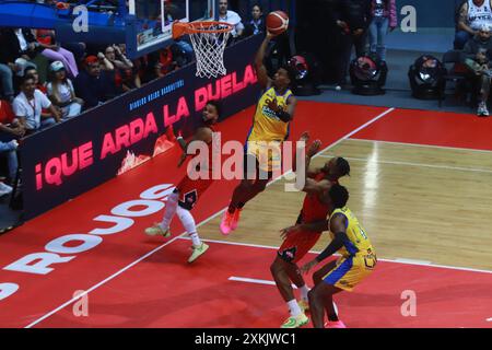 Mexiko-Stadt, Ciudad de Mexico, Mexiko. Juli 2024. LaMonte Bearden #6 von Santos fährt während der National Professional Basketball League (LNBP) zwischen Diablos Rojos und Santos del Potosi im Gimnasio Olimpico Juan de la Barrera in den Korb. Santos besiegt Diablos Rojos 89-88. Am 22. Juli 2024 in Mexiko-Stadt. (Kreditbild: © Carlos Santiago/eyepix via ZUMA Press Wire) NUR REDAKTIONELLE VERWENDUNG! Nicht für kommerzielle ZWECKE! Stockfoto