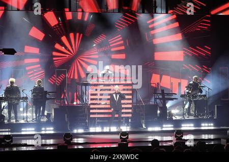 Die PET Shop Boys treten im Royal Opera House in London im Rahmen ihrer „Dreamworld: The Greatest Hits Live“-Tour auf. Bilddatum: Dienstag, 23. Juli 2024. Stockfoto