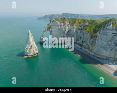 Aus der Vogelperspektive auf die Klippen von Etretat und den Atlantik. Kreidefelsen und drei natürliche Bögen. Panoramaweg, um die Küste zu bewundern. Normandie, Frankreich Stockfoto