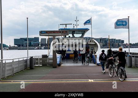 DIE IJ River Ferry vertäute die IJ River Ferry hinter dem Hauptbahnhof und segelte nach Amsterdam North und IJ River North Shore, Amsterdam, Niederlande. Amsterdam IJ River Noord-Holland Nederland Copyright: XGuidoxKoppesxPhotox Stockfoto