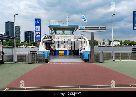 DIE IJ River Ferry vertäute die IJ River Ferry hinter dem Hauptbahnhof und segelte nach Amsterdam North und IJ River North Shore, Amsterdam, Niederlande. Amsterdam IJ River Noord-Holalnd Nederland Copyright: XGuidoxKoppesxPhotox Stockfoto