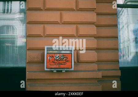 Briefkasten in Prag mit Graffiti drauf Stockfoto