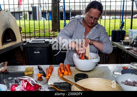 Cooking for Commuity Anne, eine historische Gangsterbesitzerin, die im Old Harbour vor Anker liegt, kocht einmal im Monat eine Mahlzeit für die umliegenden Nachbarn in der historischen Werft von Koningspoort. Rotterdam, Niederlande. MRYES Rotterdam Oude Haven / Koningspoort Zuid-Holland Nederland Copyright: XGuidoxKoppesxPhotox Stockfoto