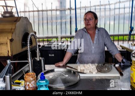 Cooking for Commuity Anne, eine historische Gangsterbesitzerin, die im Old Harbour vor Anker liegt, kocht einmal im Monat eine Mahlzeit für die umliegenden Nachbarn in der historischen Werft von Koningspoort. Rotterdam, Niederlande. MRYES Rotterdam Oude Haven / Koningspoort Zuid-Holland Nederland Copyright: XGuidoxKoppesxPhotox Stockfoto