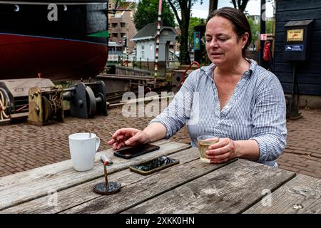 Cooking for Commuity Anne, eine historische Gangsterbesitzerin, die im Old Harbour vor Anker liegt, kocht einmal im Monat eine Mahlzeit für die umliegenden Nachbarn in der historischen Werft von Koningspoort. Rotterdam, Niederlande. MRYES Rotterdam Oude Haven / Koningspoort Zuid-Holland Nederland Copyright: XGuidoxKoppesxPhotox Stockfoto