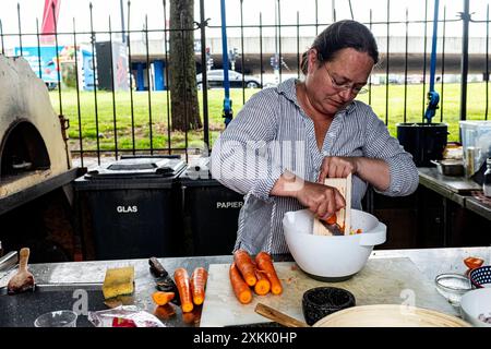 Cooking for Commuity Anne, eine historische Gangsterbesitzerin, die im Old Harbour vor Anker liegt, kocht einmal im Monat eine Mahlzeit für die umliegenden Nachbarn in der historischen Werft von Koningspoort. Rotterdam, Niederlande. MRYES Rotterdam Oude Haven / Koningspoort Zuid-Holland Nederland Copyright: XGuidoxKoppesxPhotox Stockfoto