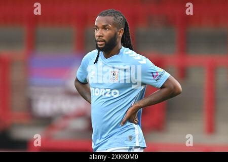 Kasey Palmer (45 Coventry City) sieht am Dienstag, den 23. Juli 2024, im Lamex Stadium in Stevenage beim Freundschaftsspiel zwischen Stevenage und Coventry City vor. (Foto: Kevin Hodgson | MI News) Credit: MI News & Sport /Alamy Live News Stockfoto