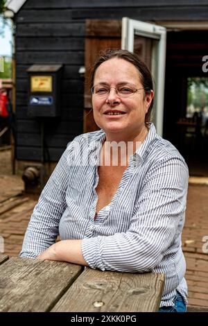 Cooking for Commuity Anne, eine historische Gangsterbesitzerin, die im Old Harbour vor Anker liegt, kocht einmal im Monat eine Mahlzeit für die umliegenden Nachbarn in der historischen Werft von Koningspoort. Rotterdam, Niederlande. MRYES Rotterdam Oude Haven / Koningspoort Zuid-Holland Nederland Copyright: XGuidoxKoppesxPhotox Stockfoto